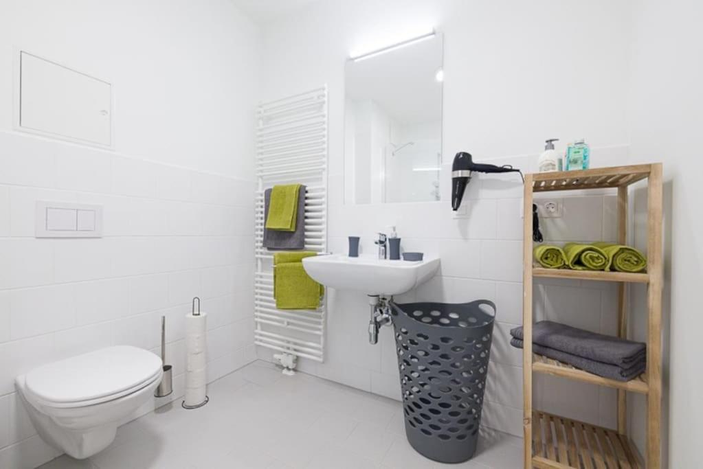 Premium City Apartment With Balcony! Free Garage Parking Included! Vienna Esterno foto